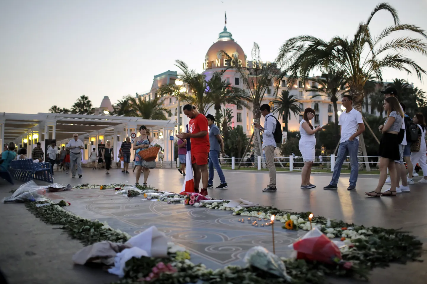Möödujad mälestamas Nice'i terroris hukkunuid, aasta pärast saatuslikku veokirünnakut kuurortlinna rannapromenaadil.