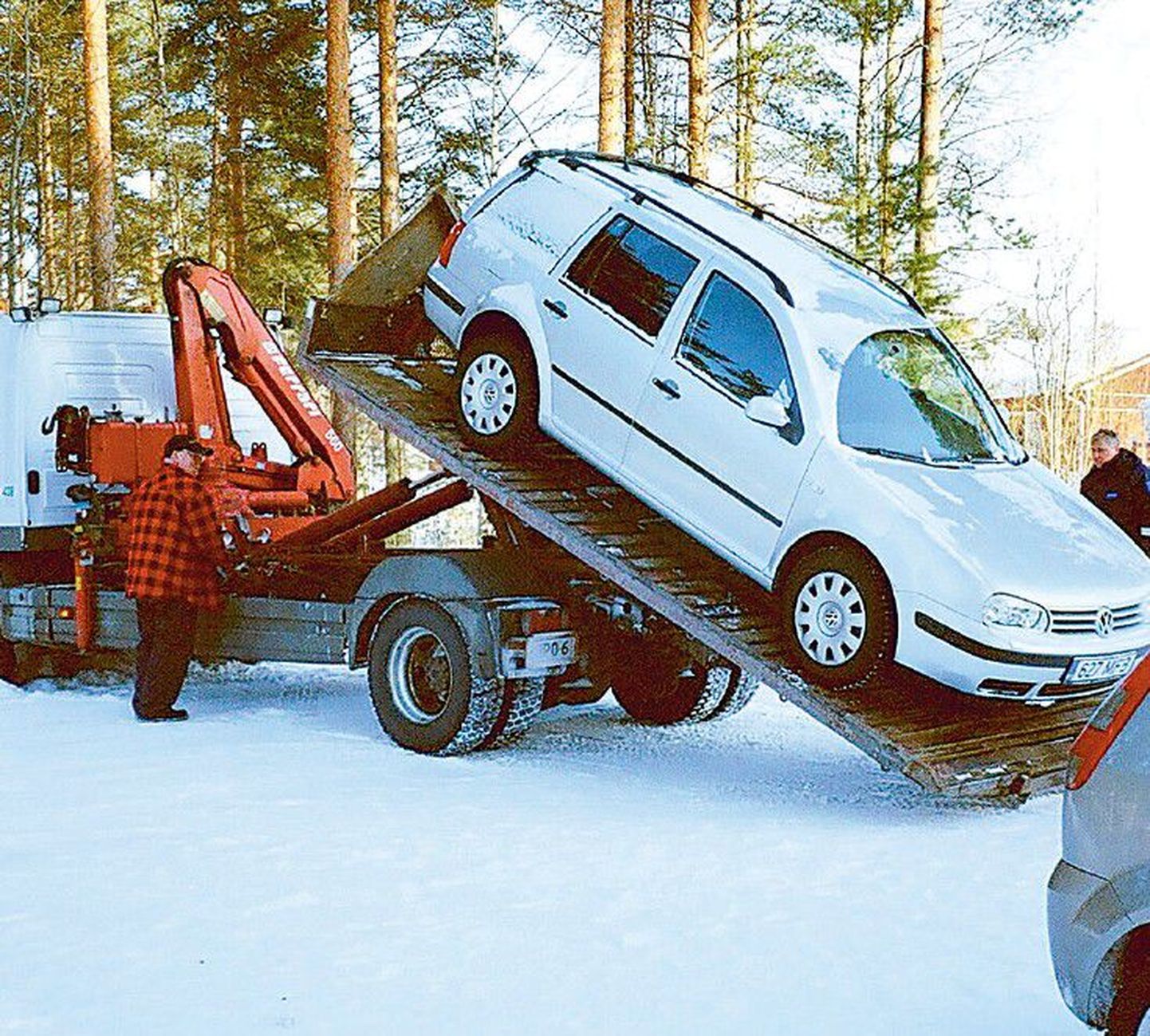 1. märtsil 2006 viidi Jan Arensi auto tema maja eest Soomes minema, põhjuseks erimeelsused Soome tolliga automaksu tasumisel. Auto on Arens Hansa Liisingule tagastanud, ent tüli maksu pärast kestab Soome kohtutes siiani.