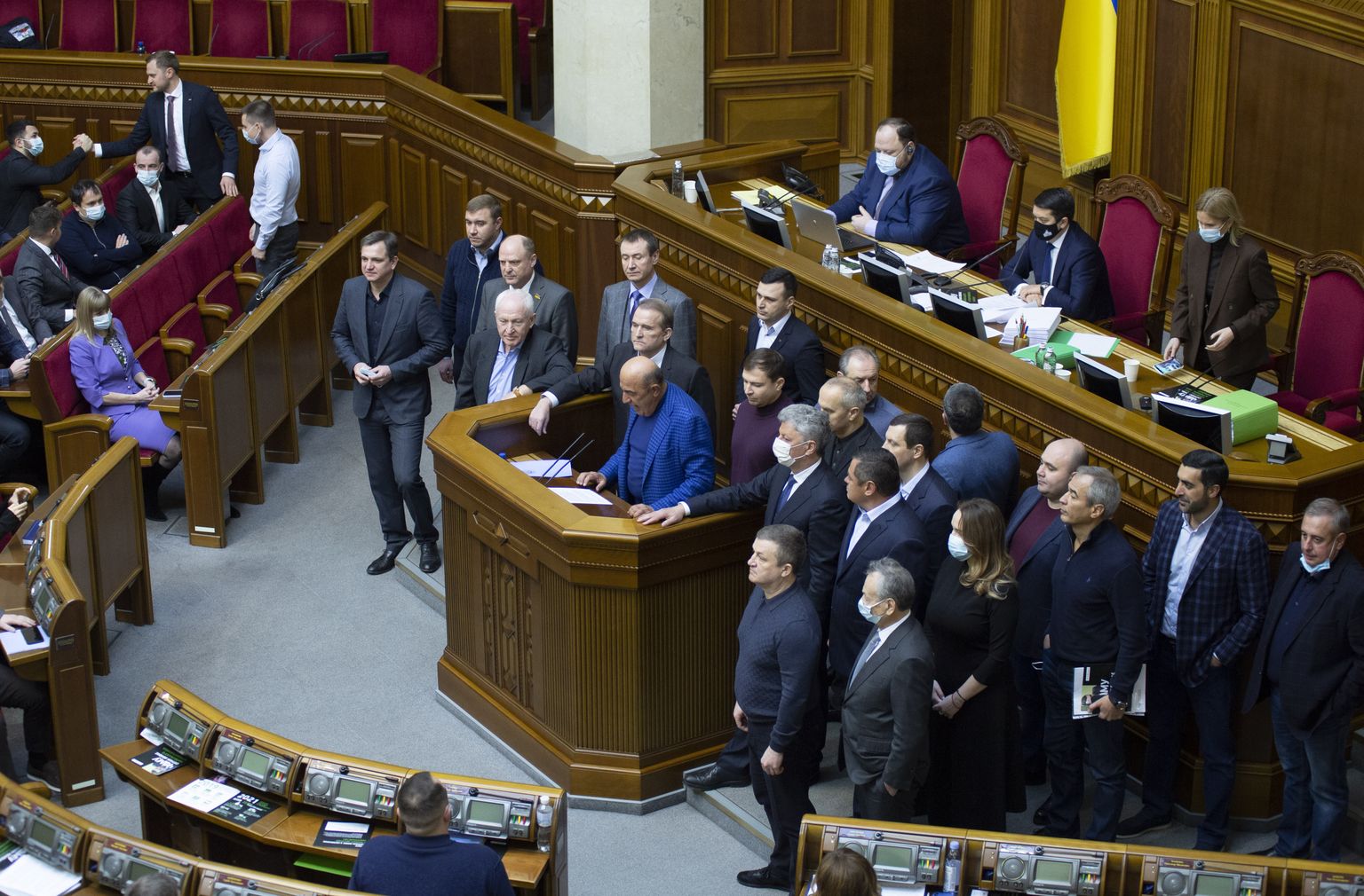 Свое возмущение закрытием "каналов Медведчука" фракция ОПЗЖ в Верховной Раде высказывала, стоя за парламентской трибуной в полном составе.