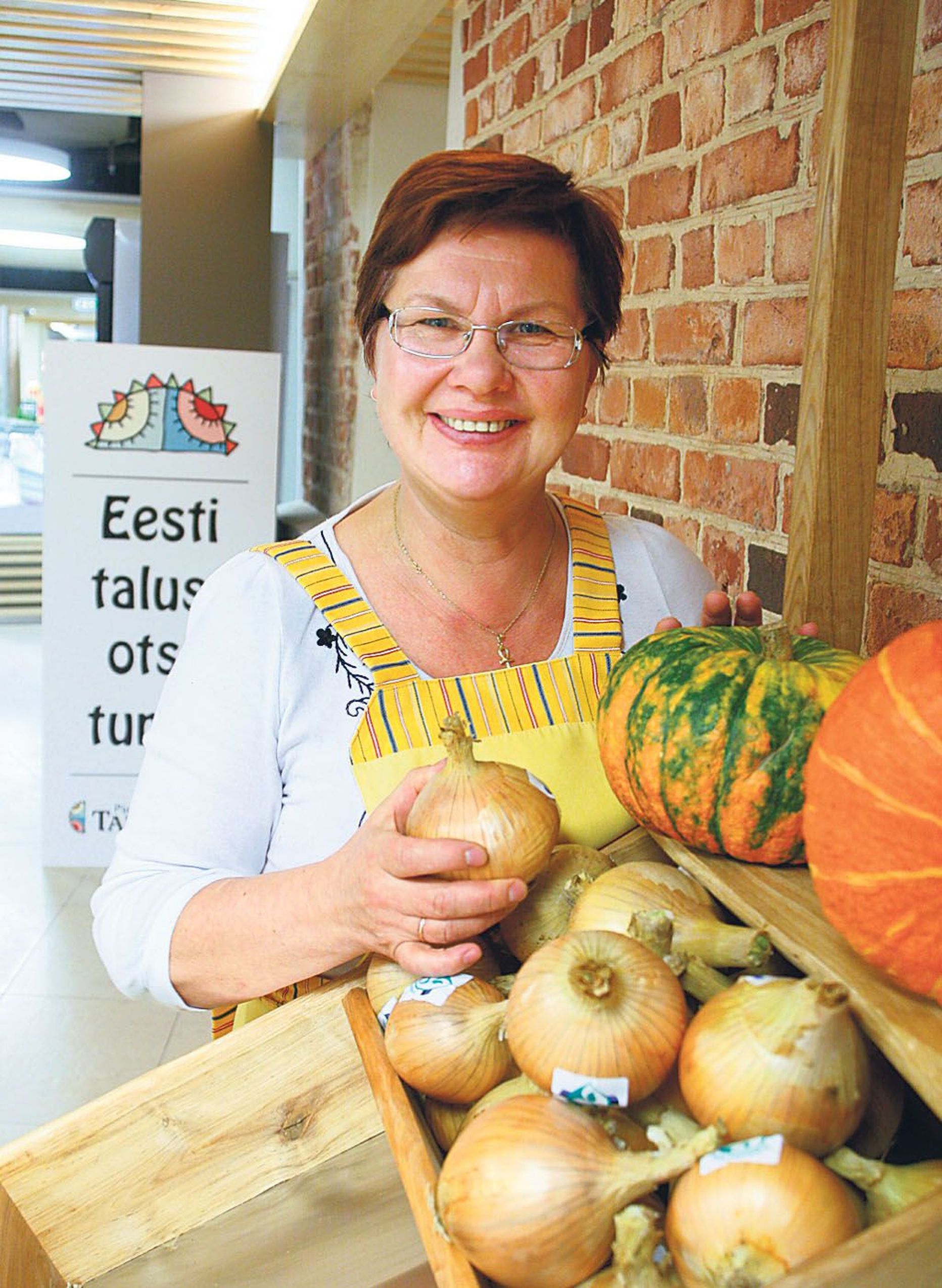 Pärnu Keskuse taluturu perenaisel Liia Lahel olid eile käed-jalad tööd täis, et talunike kaup avamispäevaks kenasti paika saaks seatud.