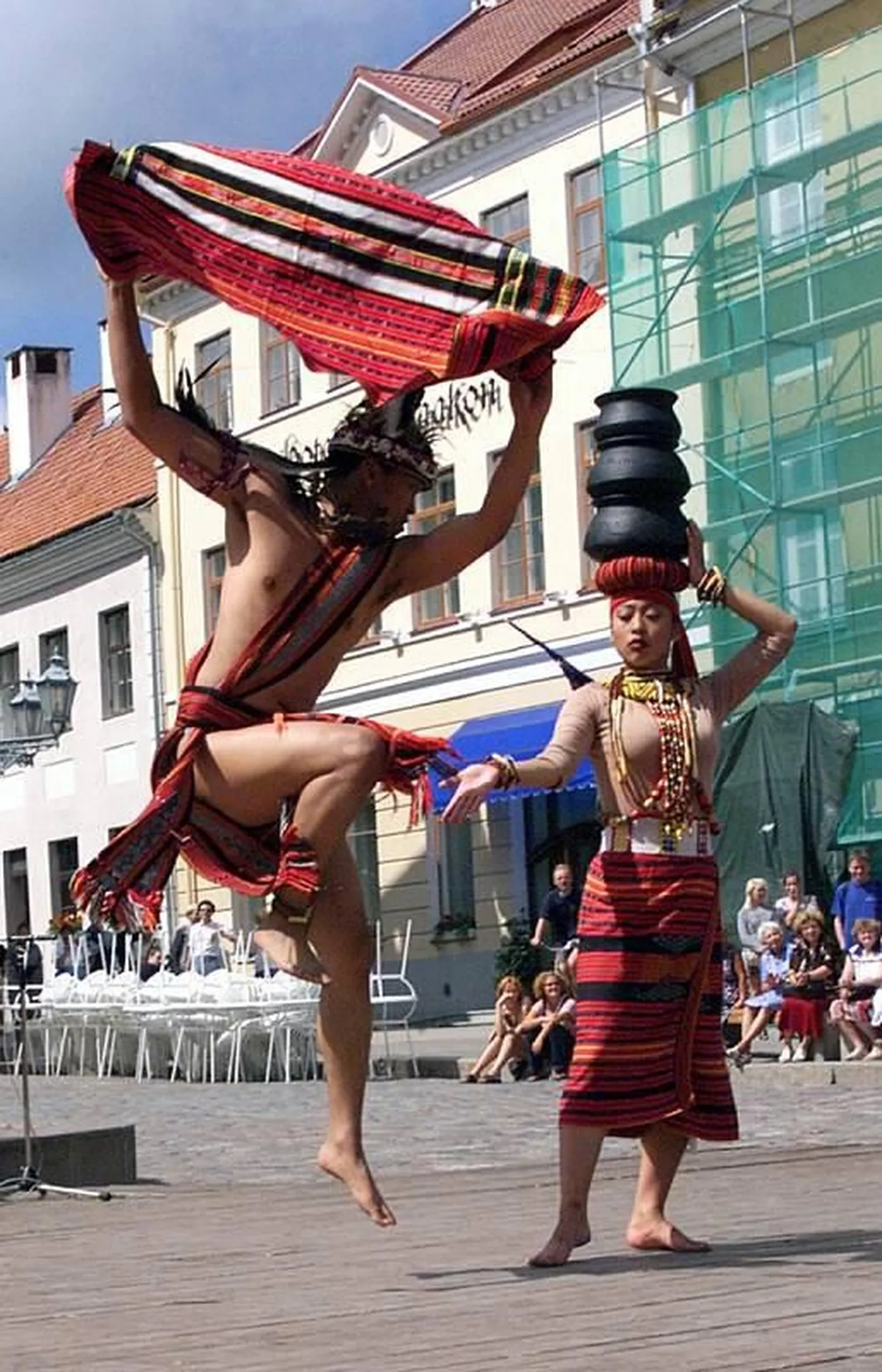 Filipiinlaste ansambel, kes 2001. aastal osales Võru folkloorifestivalil.