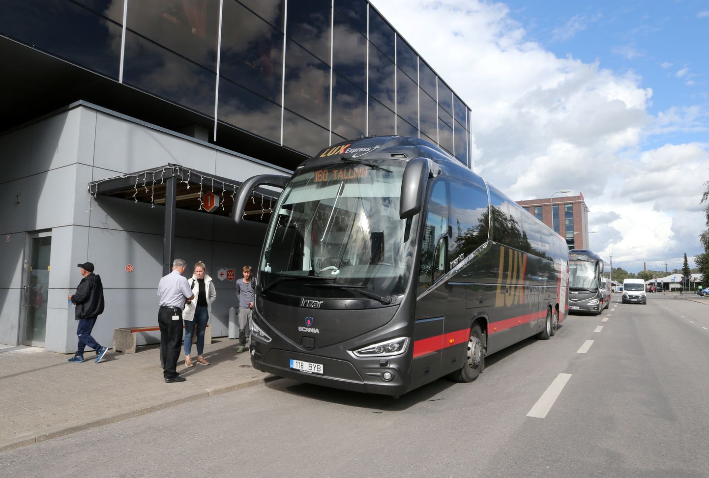 Lux Expressi buss Tartu bussijaamas