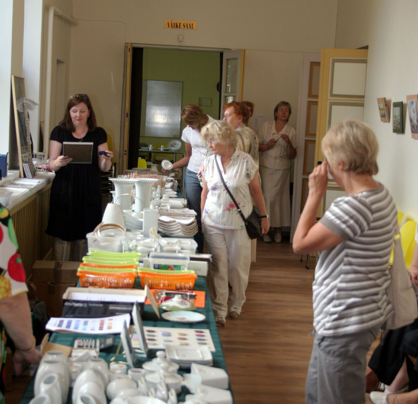 Pärnu Nooruse majas avati portselanimaalijate klubi Lüster näitus.