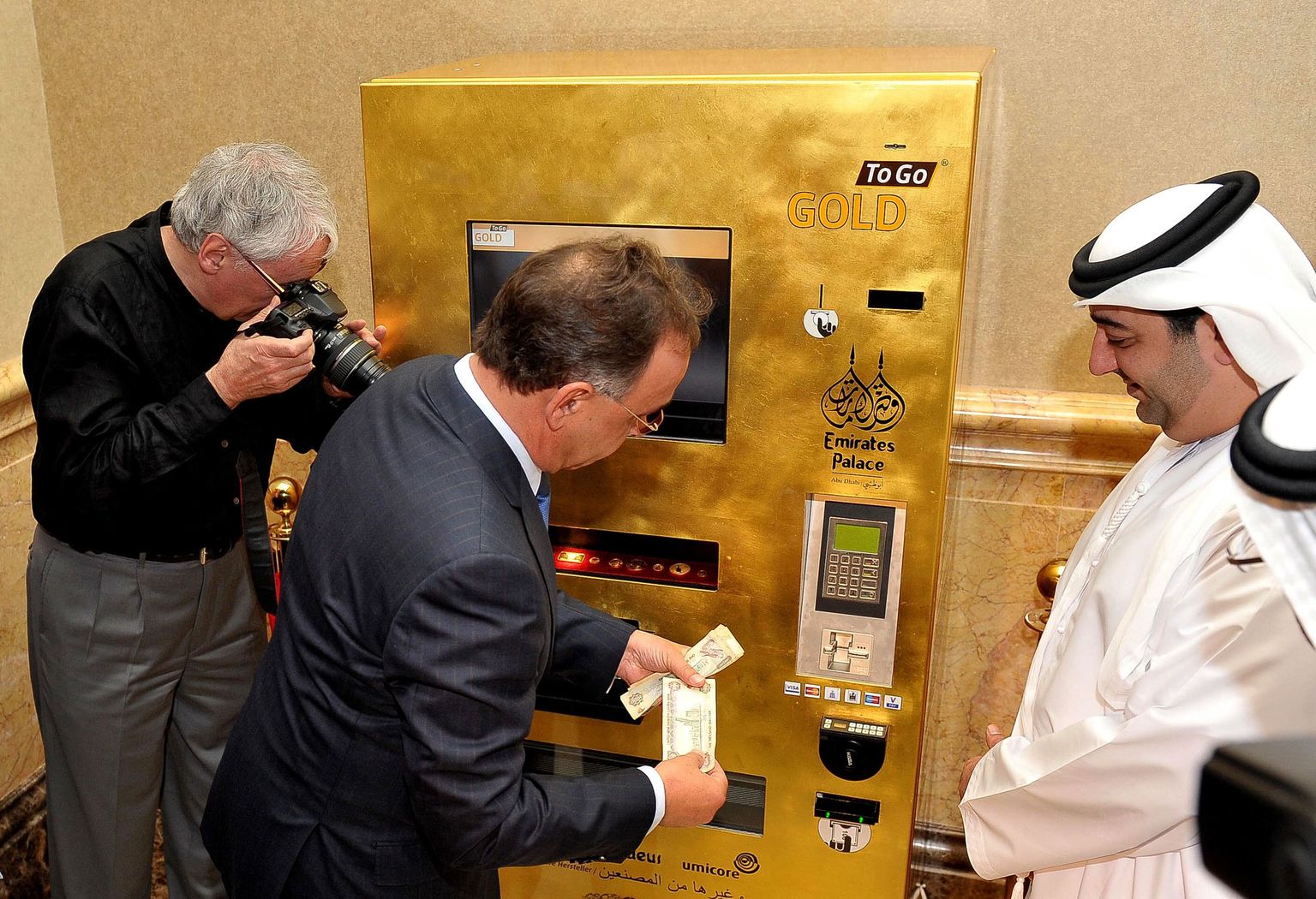 Kullaautomaat Abu Dhabis asuvas Emirates Palace hotellis.