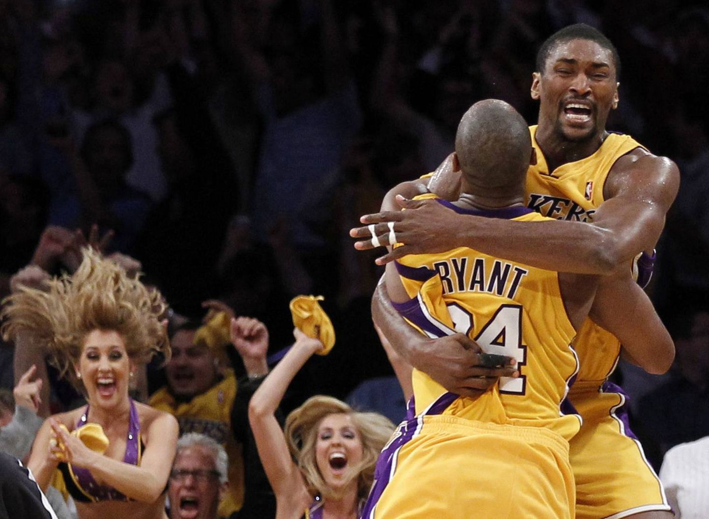 Los Angeles Lakersi kangelaseks tõusis Ron Artest(näoga)
