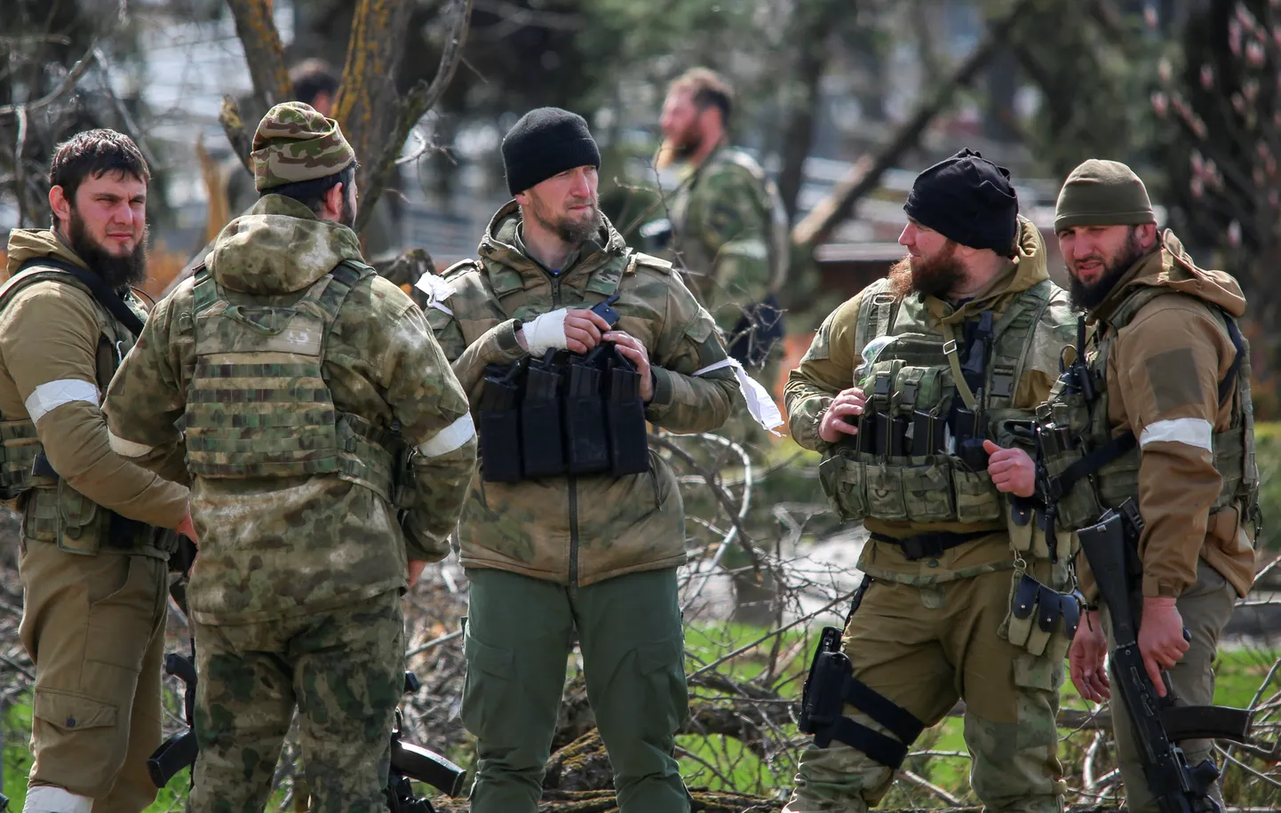 Tšetšeeni eriüksuse sõdurid Mariupoli tänaval 21. aprillil 2022. aastal.