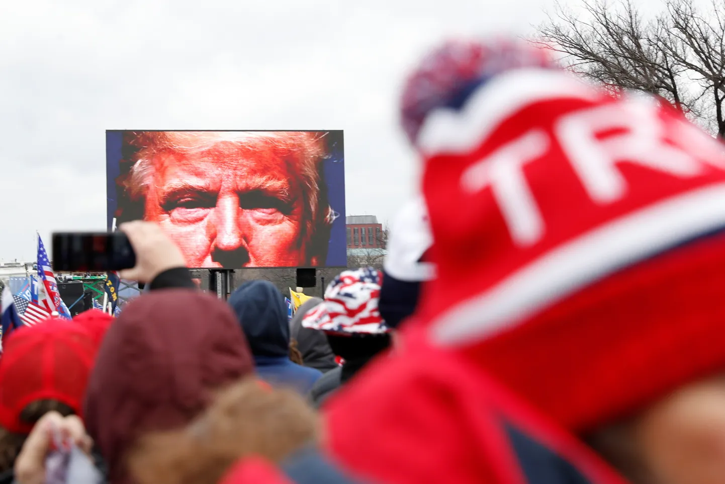 Ametist lahkuv USA president esineb Washingtonis ekraanilt oma toetajatele 6. jaanuaril.