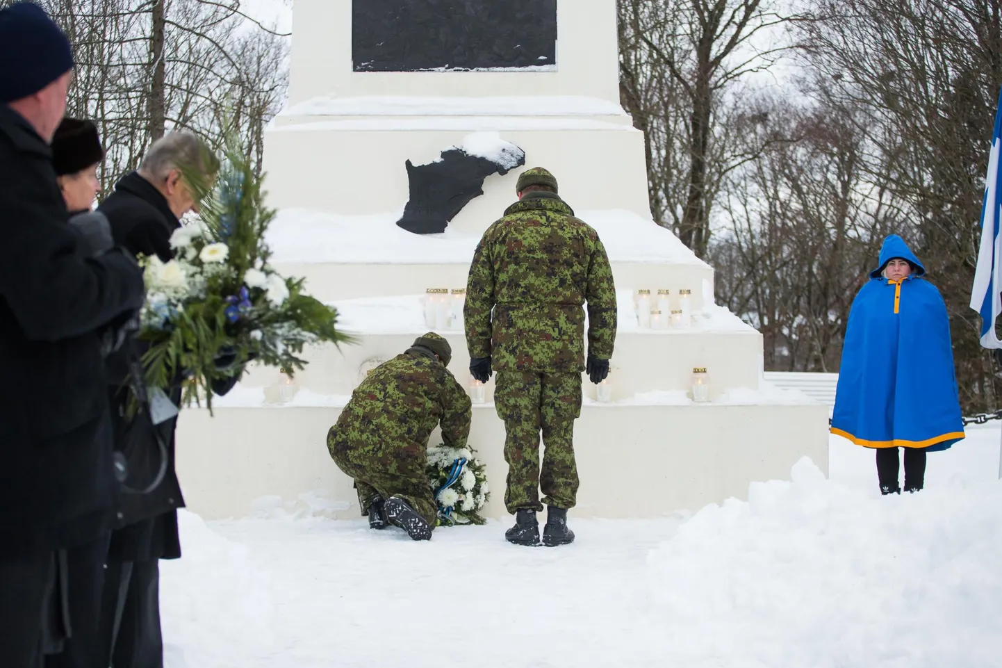 Rakvere vabadussõja mälestussamba jalamile asetati mälestustseremoonial pärjad. 