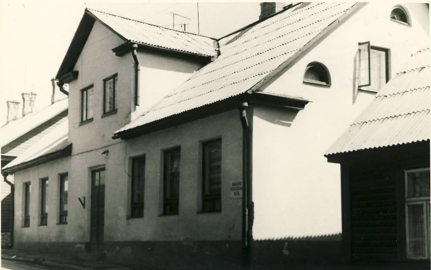 Rakvere ühisgümnaasium alustas tööd endises poeglaste gümnaasiumi majas Pikk 29.
