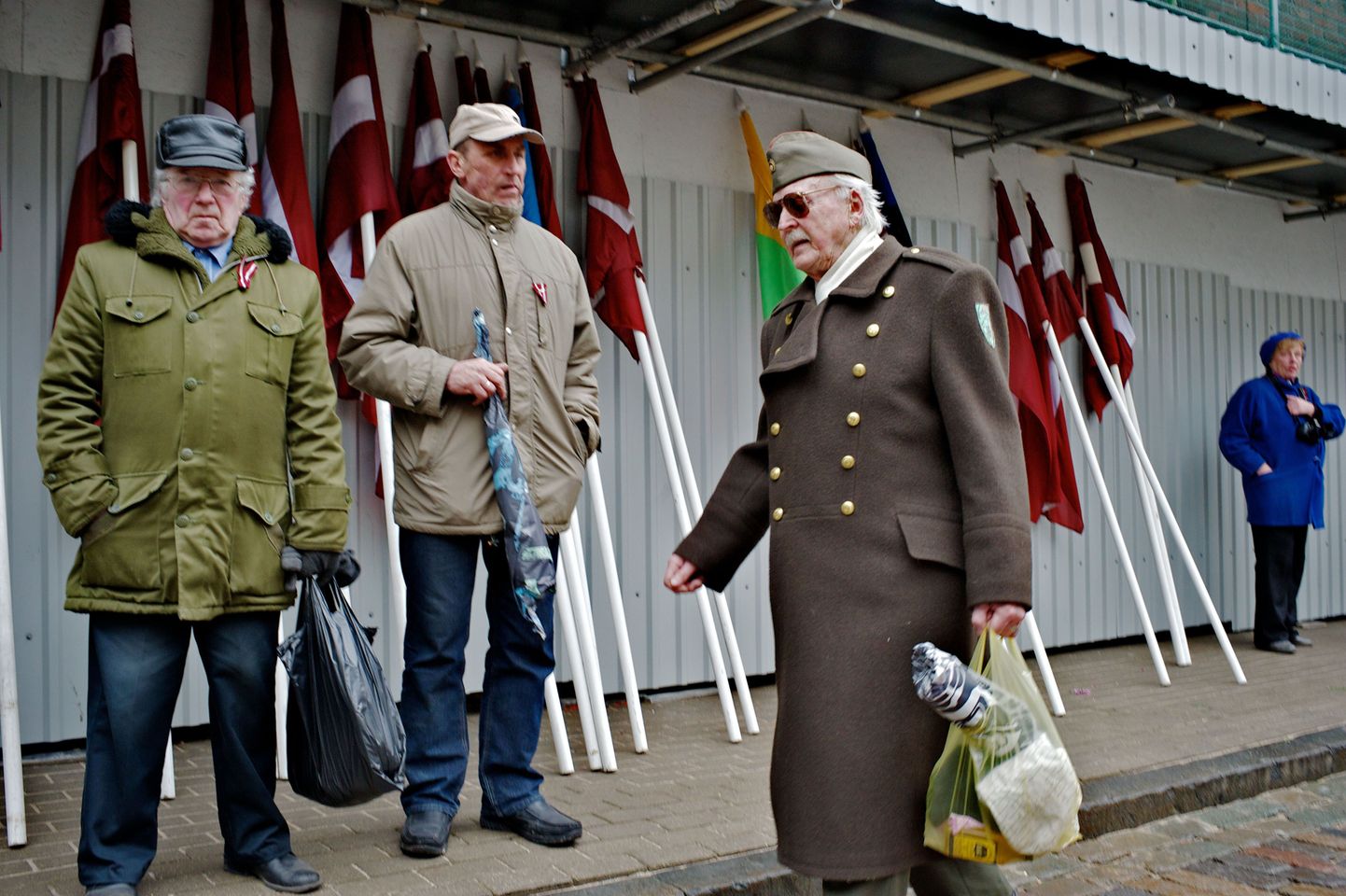 Läti veteranid leegionäride päeva marsi ootel Riias.