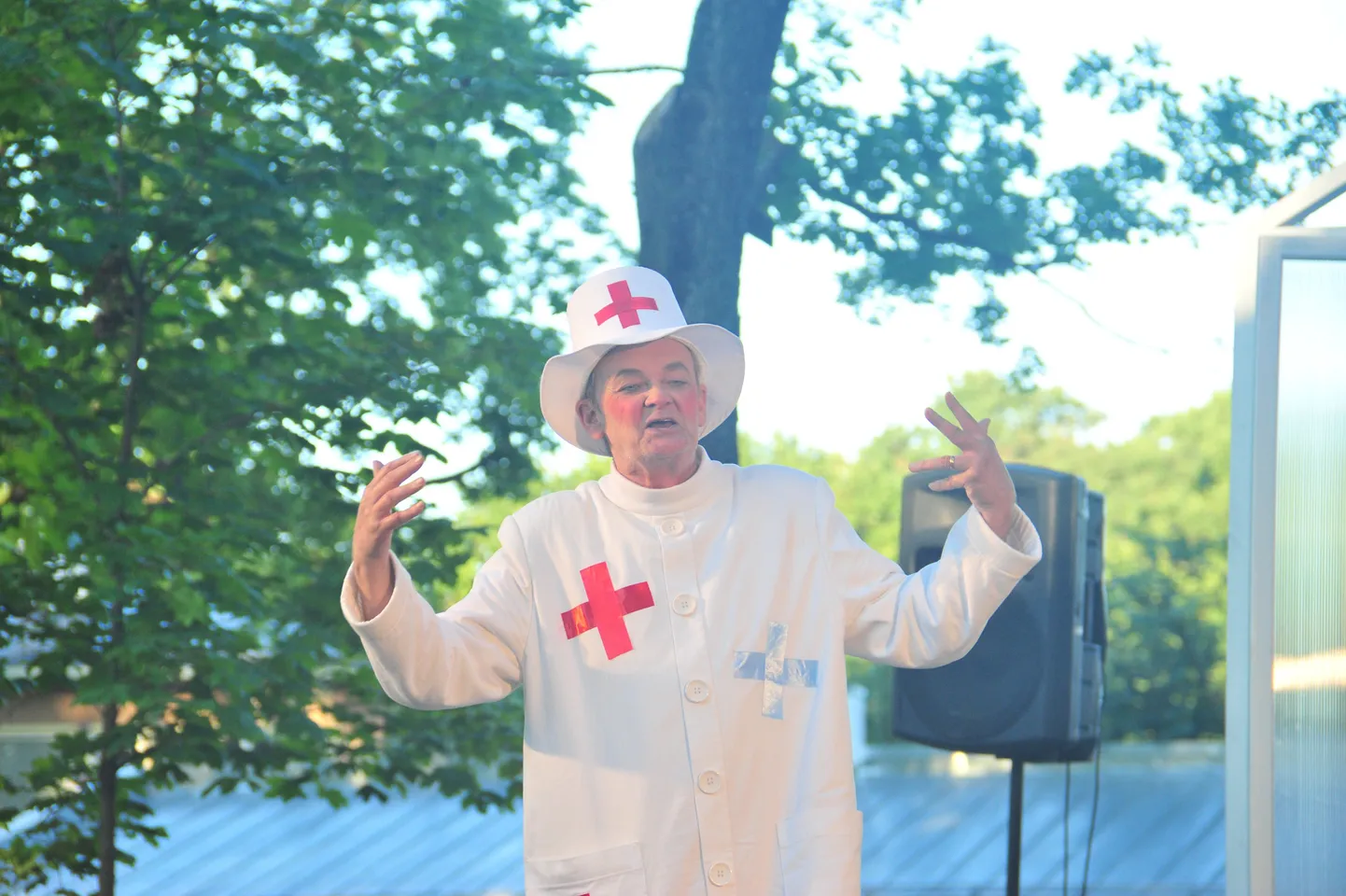Omateada tõeliselt haiged inimesed satuvad arsti juurde harva, sest nood ei tea niikuinii millestki midagi. Foto komöödiast "Ebahaige".