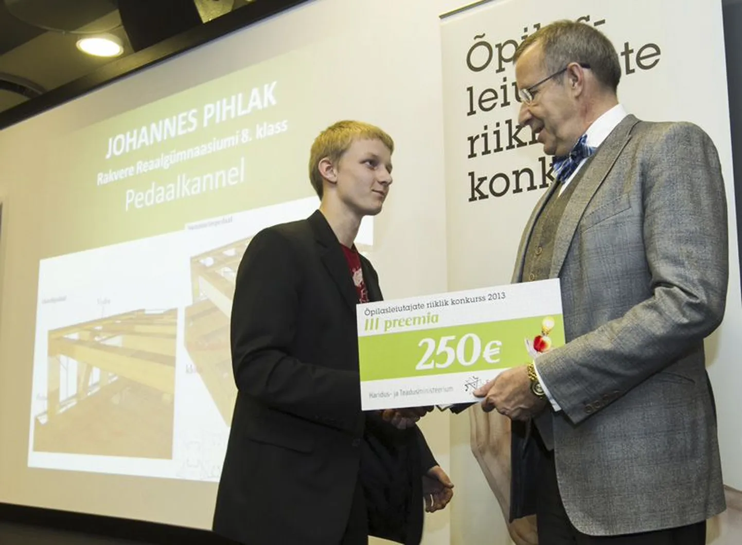 Kõik konkursil tunnustatud õpilased said käepigistuse president Toomas Hendrik Ilveselt, teiste hulgas ka Rakvere reaalgümnaasiumi 8. klassi õpilane Johannes Pihlak.