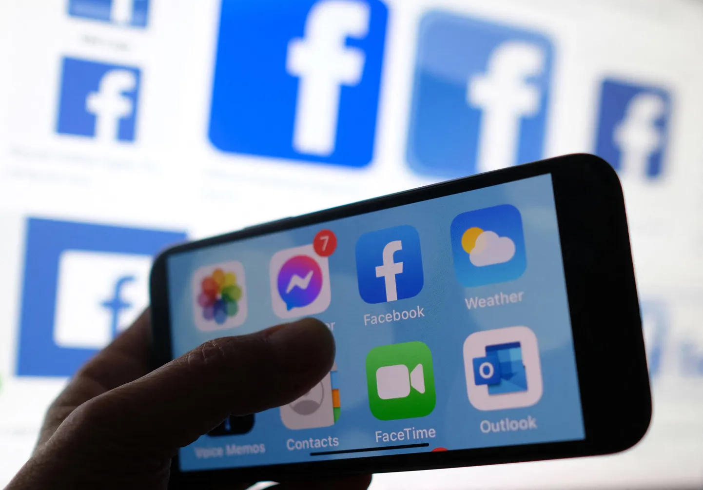 Facebooki rakenduse logo nutitelefonis. Pilt on illustreeriv