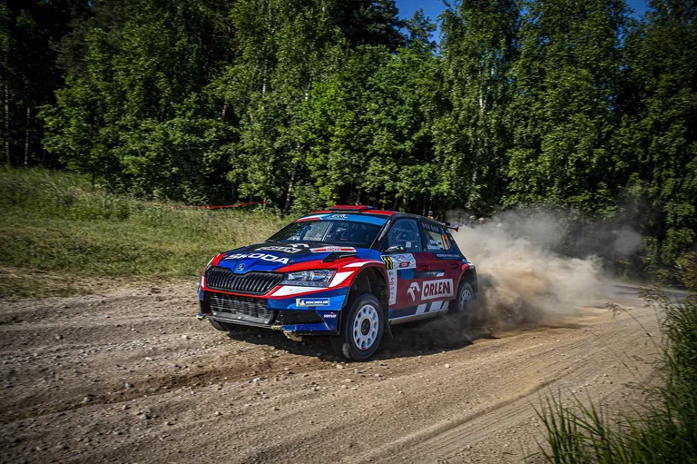 Rallija auto sacīkšu trasē