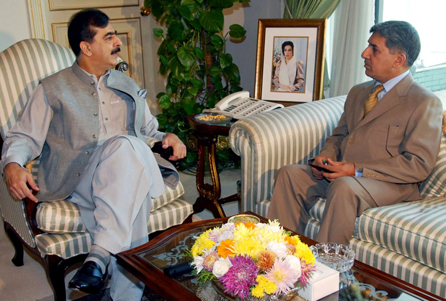 Pakistani peaminister Yousuf Raza Gilaniga vestleb luureteenistuse ISI peadirektor kindralleitnant Ahmed Shuja Pasha (paremal).