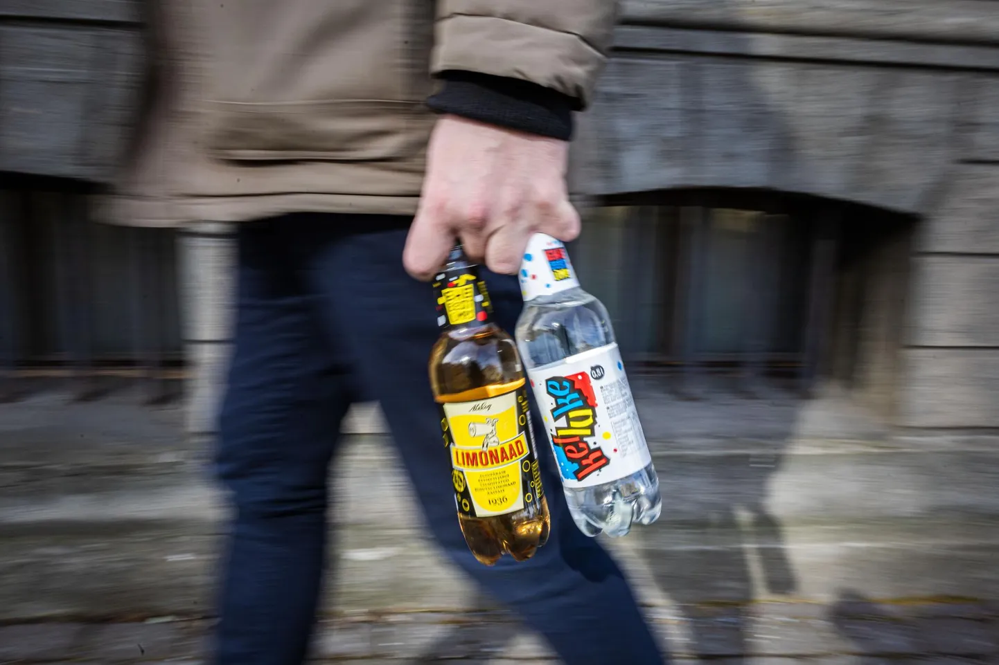 Limonaadipudelid. Pilt on illustreeriv.