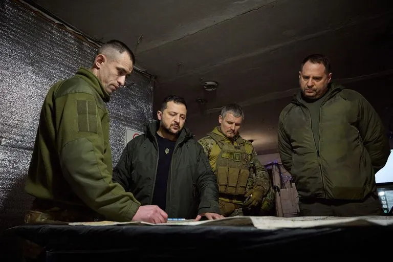 Владимир Зеленский посетил позиции защитников Авдеевки в самом конце 2023 года.