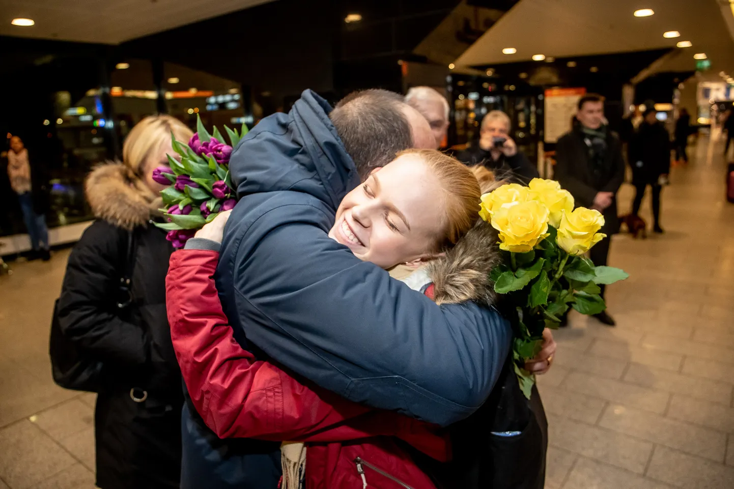 Eva-Lotta Kiibus võeti Tallinna lennujaamas lillede ja kallistustega vastu, 2020.