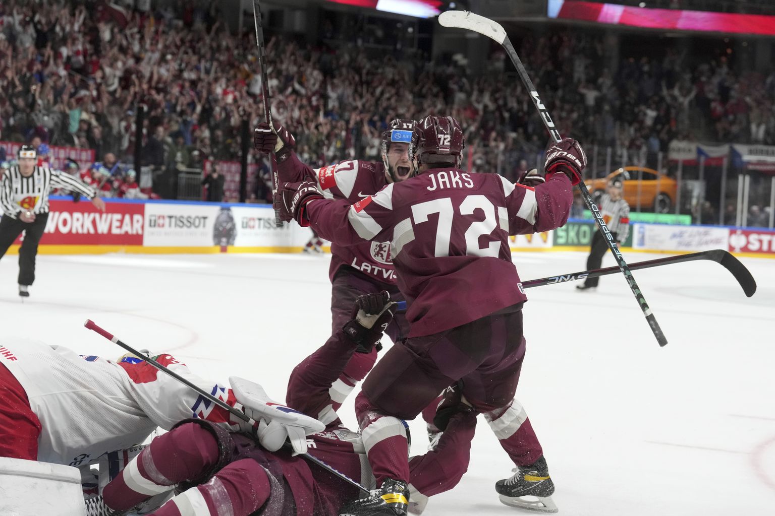 Сборная Латвии после победы над сборной Чехии на чемпионате мира по хоккею-2023 в Риге