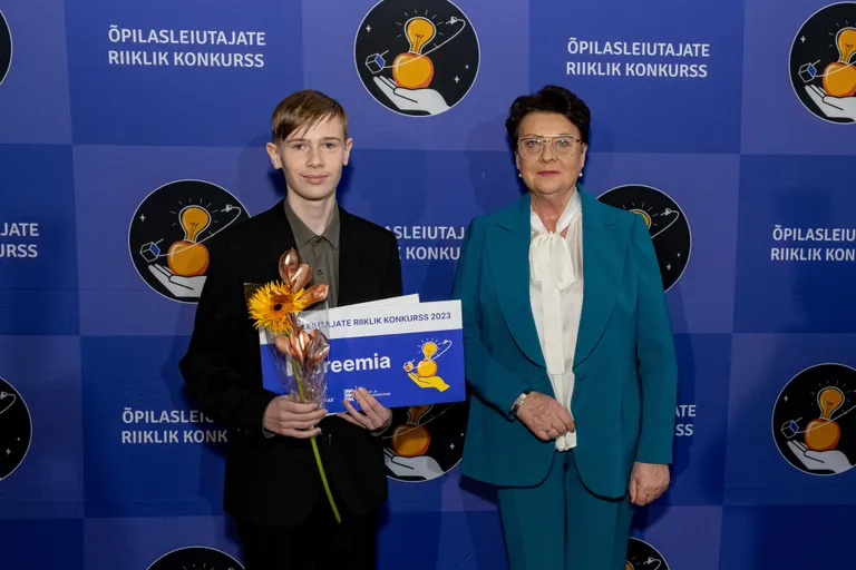 Kristo Kurve koos presidendi abikaasa Sirje Karisega.