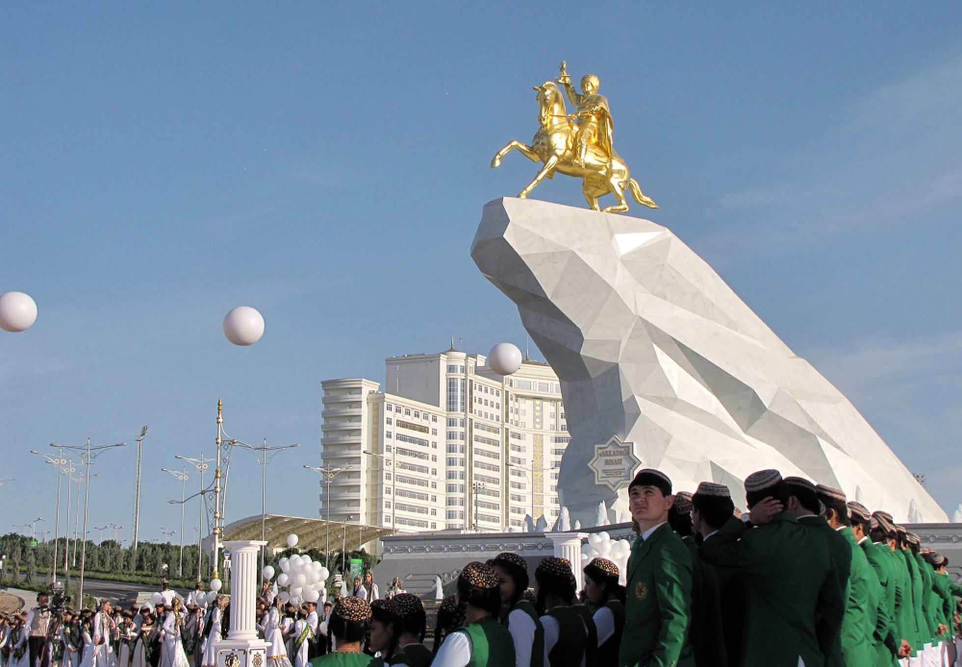 Berdimuhamedova piemineklis Ašgabatā, Turkmenistānā