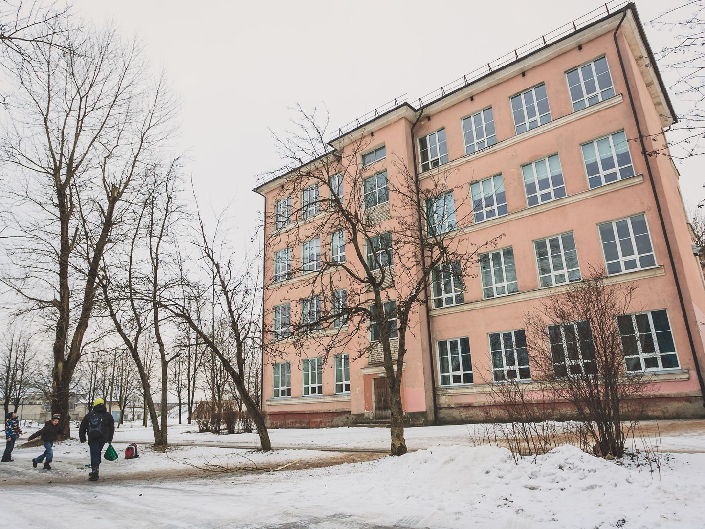 Narva 6. kool on üks munitsipaalkoolidest, mille juhtide kvalifikatsioonitaset inspektorid kontrollivad.