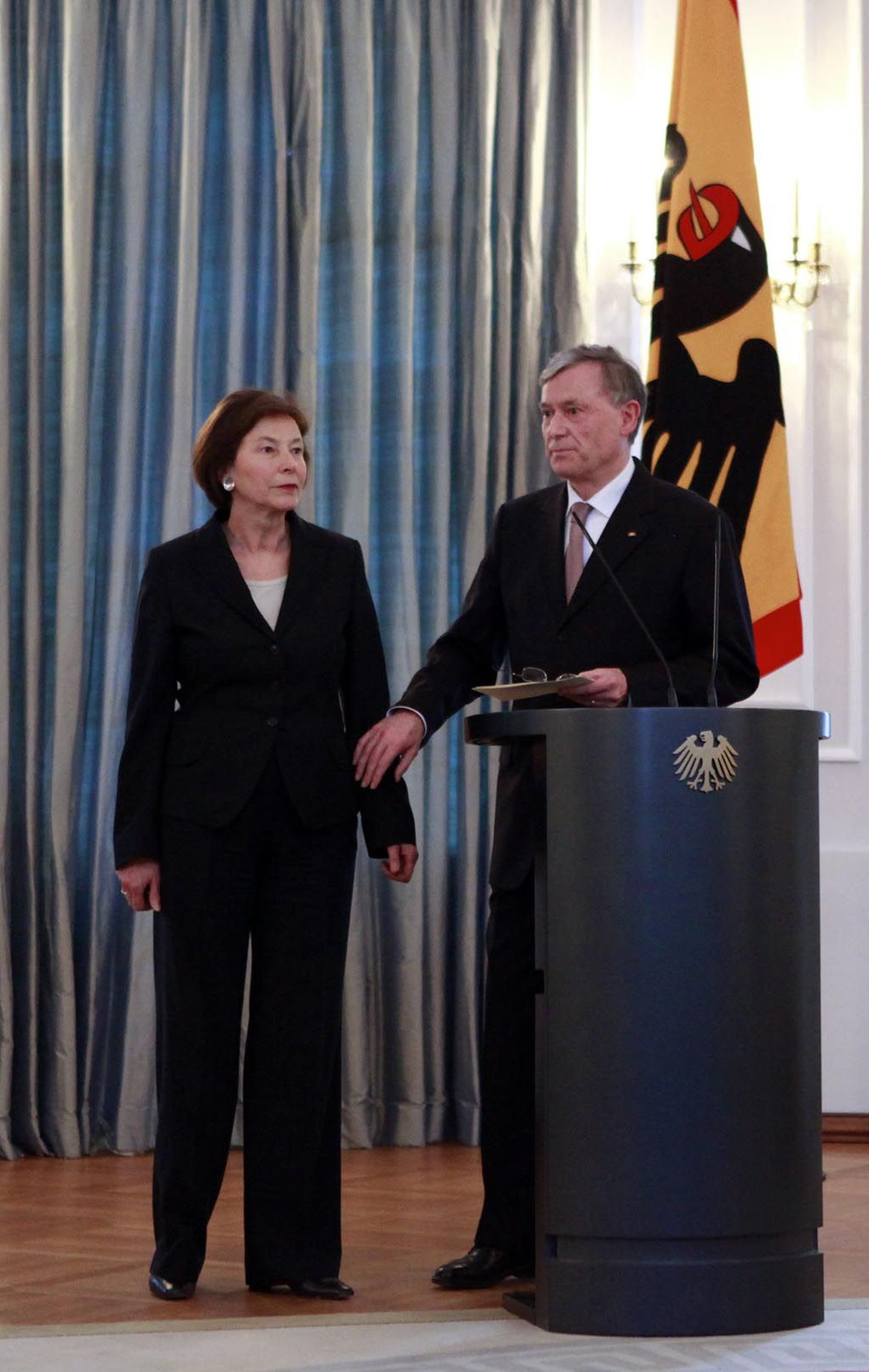 Saksa eelmine president Horst Köhler abikaasa Eva Luisega pärast ametist tagasiastumisest teatamist.