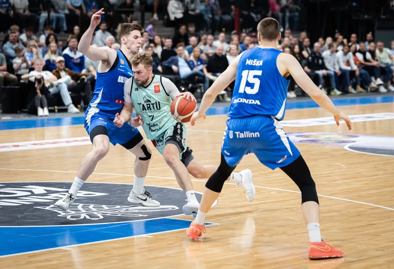 Tartu mängujuht Sean Flood (palliga) saatis finaalseeria avamängus peaaegu kõik kolmesed sisse ja viimases peaaegu kõik mööda. Teda püüab takistada Leemet Böckler.