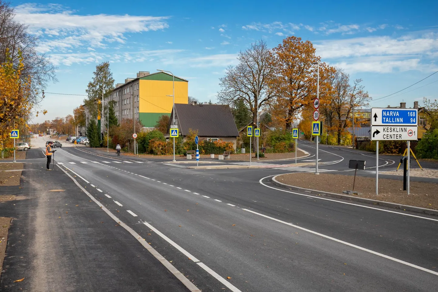 Ümber ehitatud Valgejõe puiestee ja Õuna tänava ristmik Tapal.