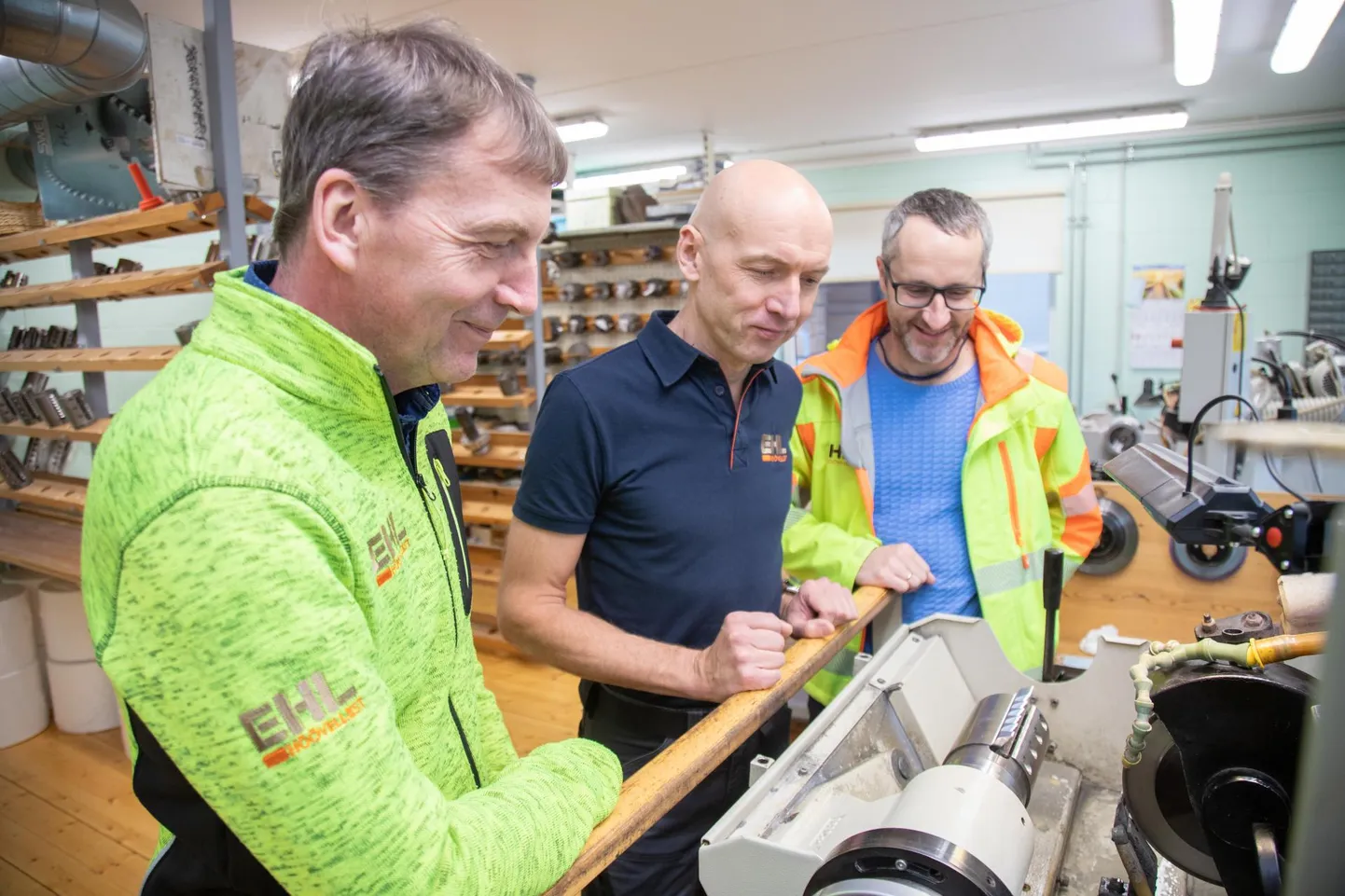 Teritusjaoskonnas olid päevateemat arutamas ettevõtte tegevjuht (ees) Andrus Rooks, teritusjaoskonna juht Allan Sassiad ja tootmisdirektor Kermo Toobal.