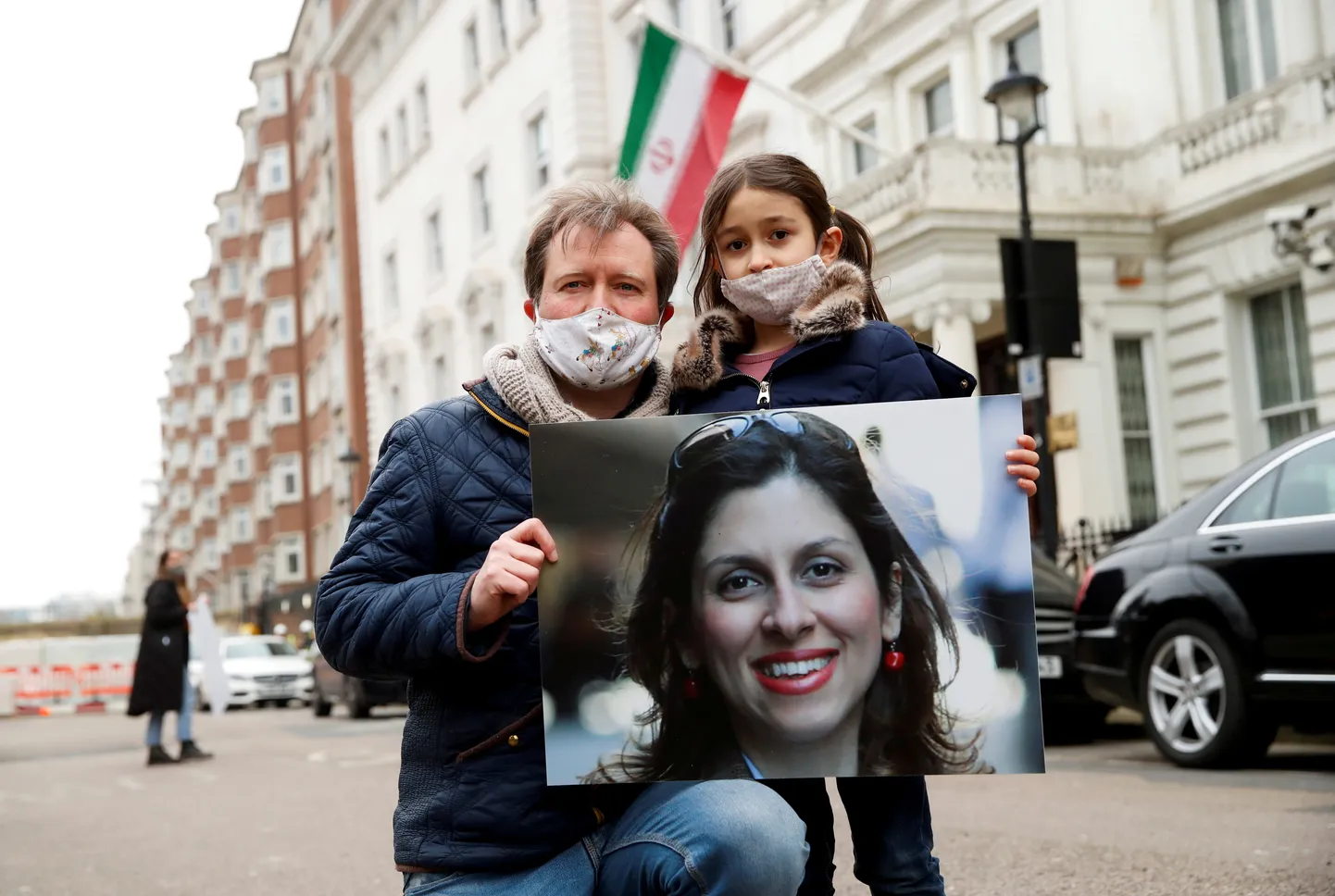 Briti-Iraani abitöötaja Nazanin Zaghari-Ratcliffe'i abikaasa ja tütar avaldamas meelt Iraani saatkonna juures Londonis.