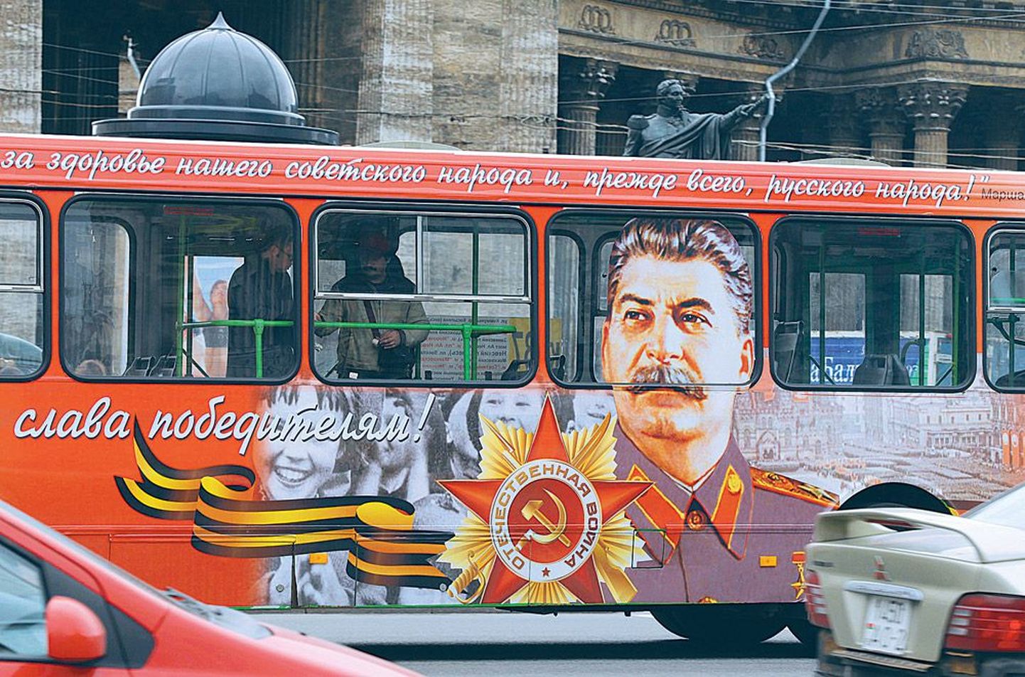 Peterburi kesklinnas sõidab liinibuss, mida ehib Jossif Stalini näopilt. Eile sodisid tundmatud portree üle.