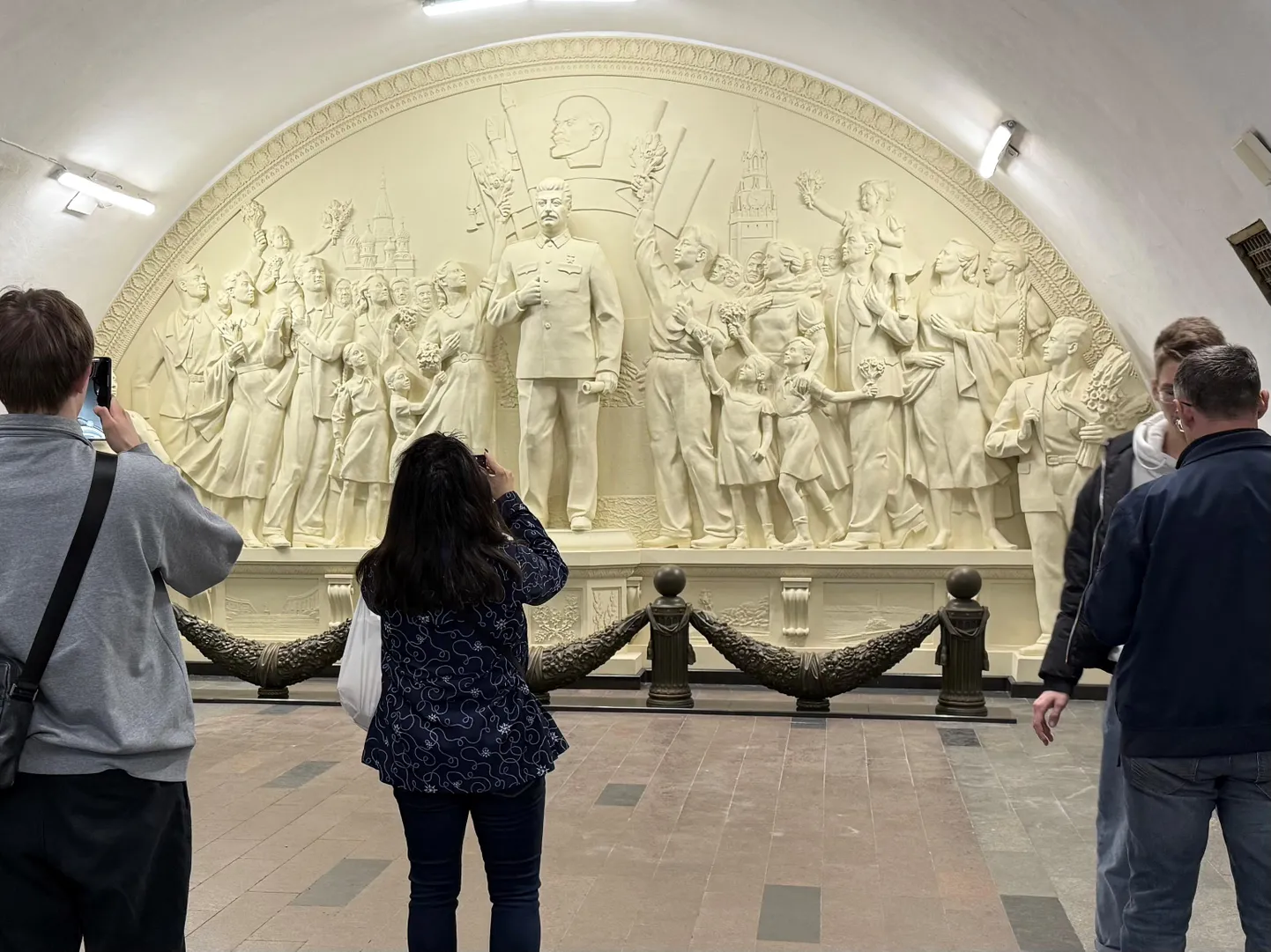 Inimesed täna Moskva metroos avatud Stalini bareljeefi juures.