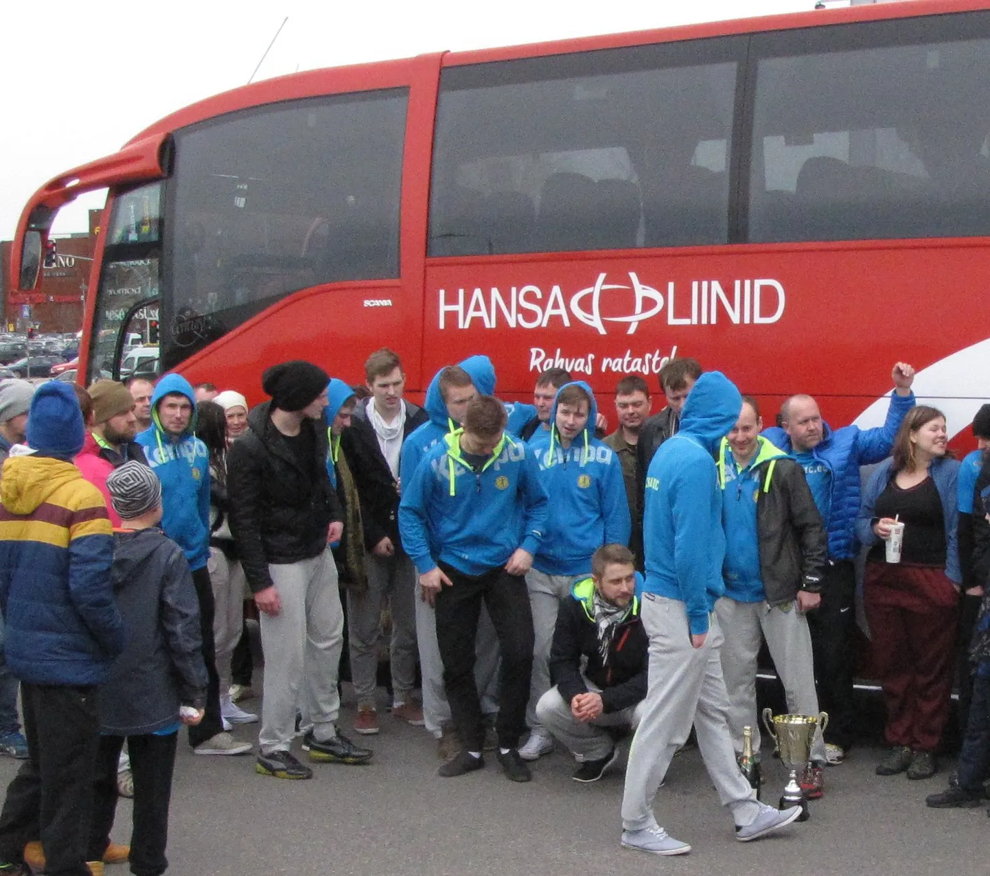 Buss viib täna viljandlastest käsipallitoetajad Põlvasse meistrivõistluste poolfinaalmängule.