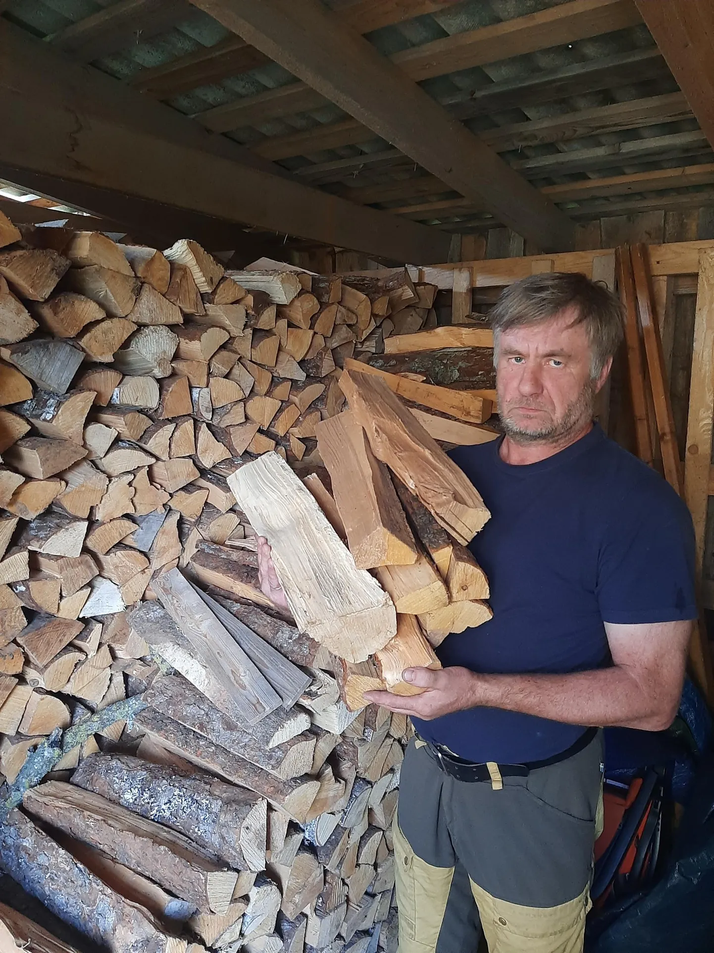 Richard Talvik maksis eelmine aasta küttepuude eest 400 eurot, aga tänavu tuleb tasuda üle mõistuse tunduvad 1200 eurot.