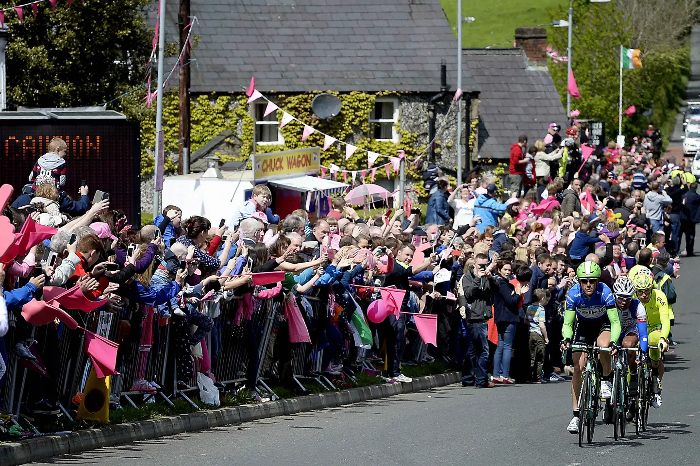 Giro d'Italia kolmas etapp, fännid Dublini tänaval.