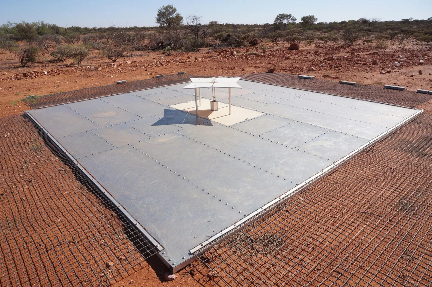 Lääne-Austraalias on maha pandud selline raadioastronoomiline antenn, millega on püütud 3–6 meetri pikkuseid raadiolaineid. Need lained pärinevad ajast, kui maailma ilmus esimene valgus. Nüüd on põhjust seda mõõtmist korrata erinevast raadioprügist veel puhtamas kohas – Kuu tagaküljel.