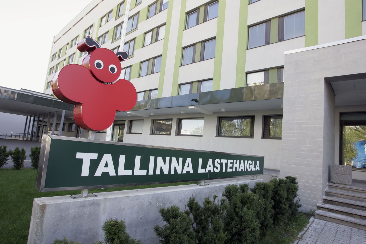 Tallinna lastehaigla asub Mustamäel kohe Põhja-Eesti regionaalhaigla kõrval.