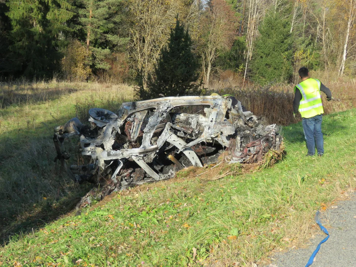 Täielikult põlenud auto kättesaamisega oli tükk tegu – masin saadi puude vahelt kätte ning viidi minema sama päeva pärastlõunal.