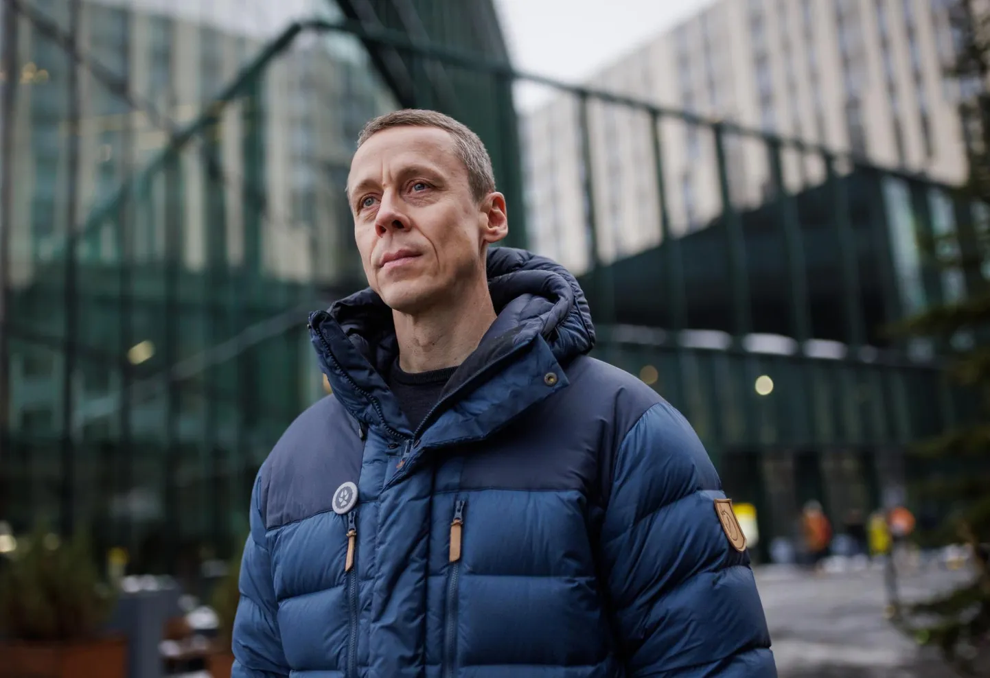 Skeleton Technologiese finantsjuht Erkki Raasuke kasutas Eesti majanduse konkurentsivõime languse kirjeldamiseks rahakursi kujundit – raha oleks vaja devalveerida, sest palga- ja hinnatase on võrreldes Põhjamaadega liiga kiiresti kasvanud.