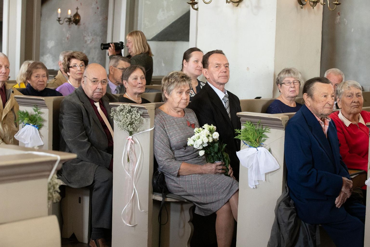 Rakvere Kolmainu kirikus tunnustati kauaaegseid abielupaare. Austuse osaliseks sai 21 paari.