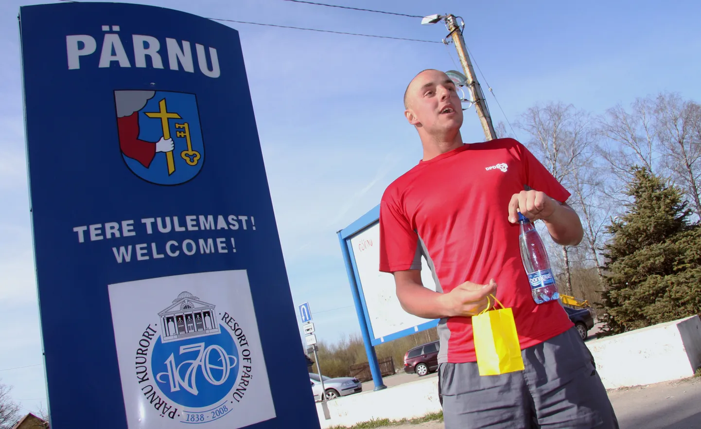 Täna hommikul jõudis Pärnu piirile päev varem Tallinnast jala Pärnu poole sammuma hakanud Kristjan Kahm.