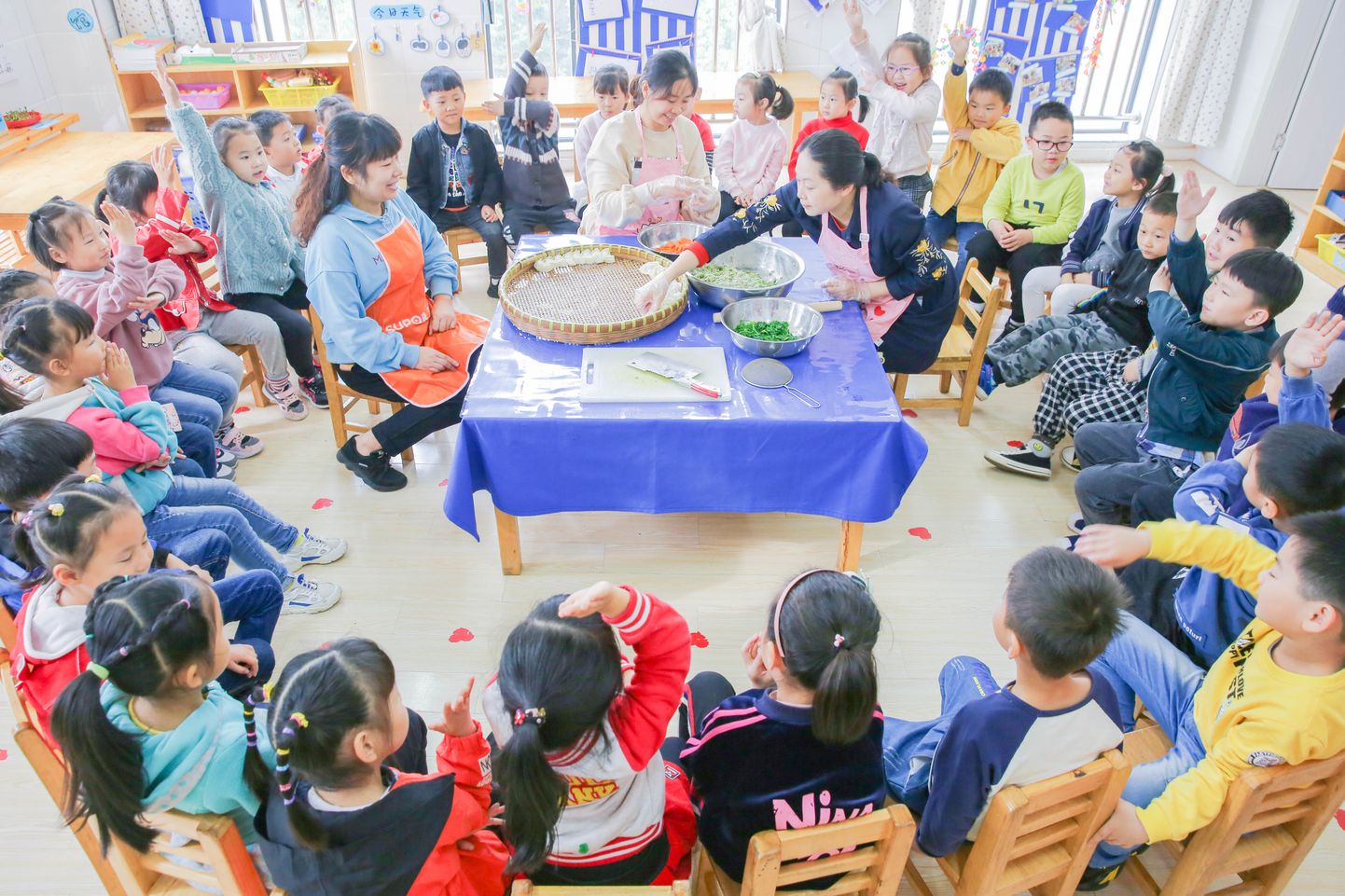 Lasteaialapsed õppimas Hiinas Rugaos pelmeenide valmistamist.