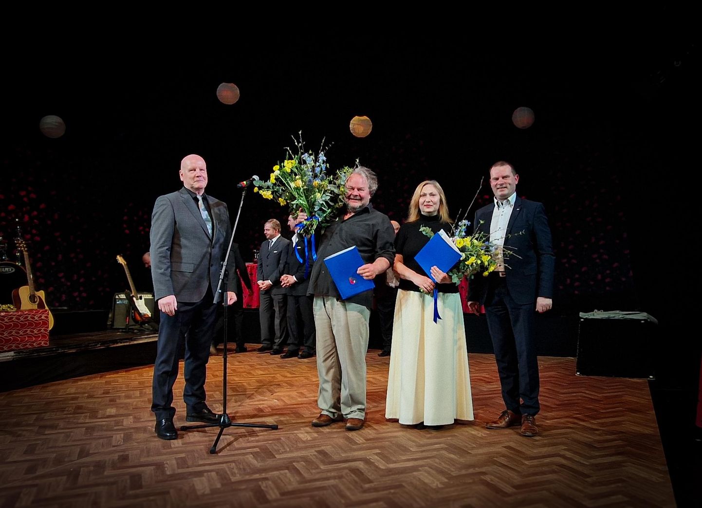 Teatrijuht Roland Leesment (vasakul) ja Pärnu linnapea Romek Kosenkranius (paremal) õnnitlesid publiku lemmikuid Ago Andersoni ja Carmen Mikiveri.