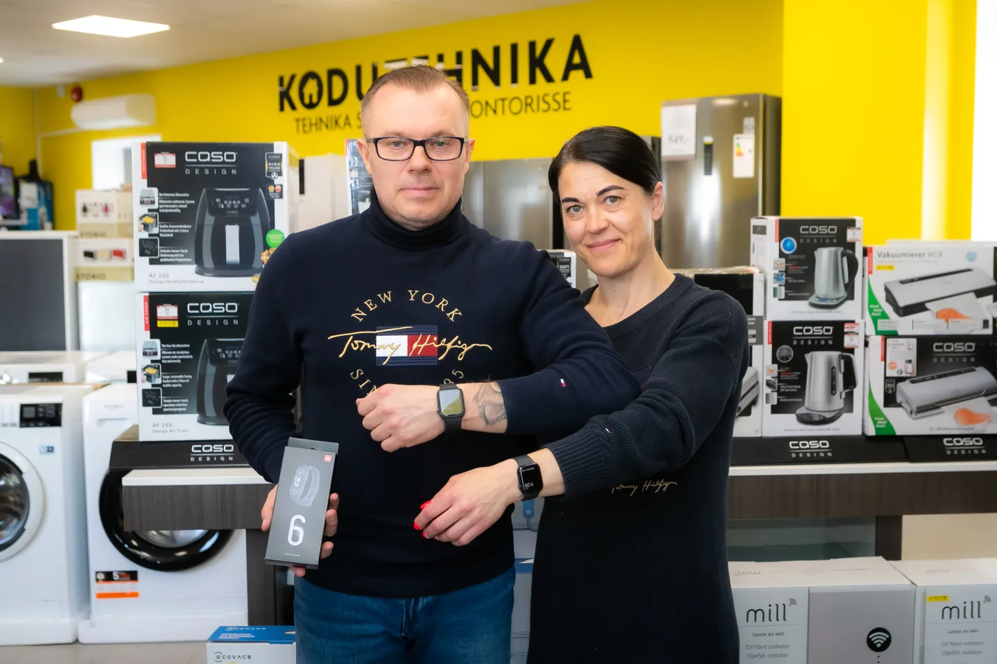 MARKO JA ANU METS Kodutehnika poest kasutavad mõlemad ise nutikella ning kinnitavad, et nende seadmete ostmine on tõusvas trendis.