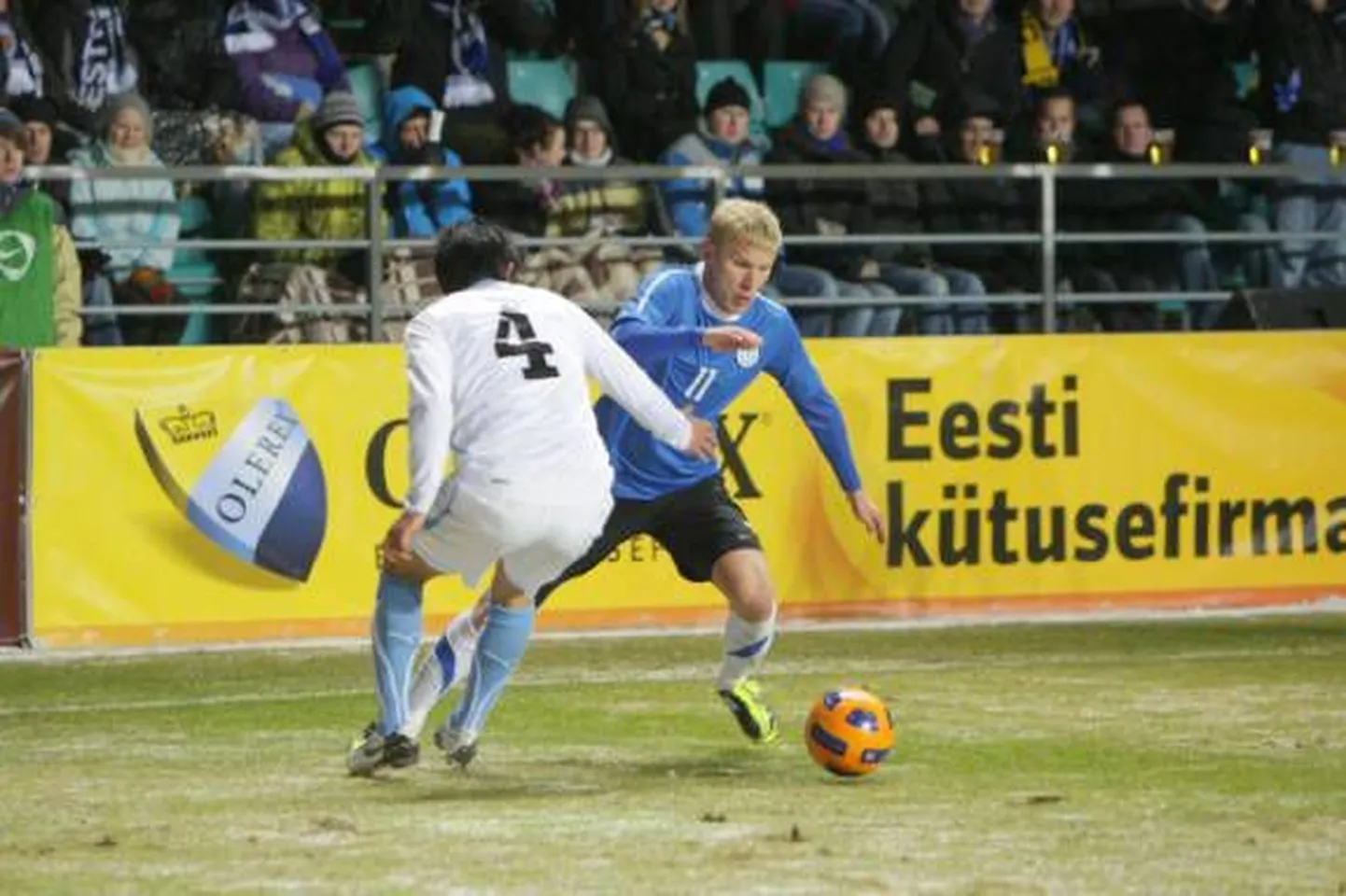 Eesti koondislane Ats Purje, taustal Olerexi reklaamtahvel