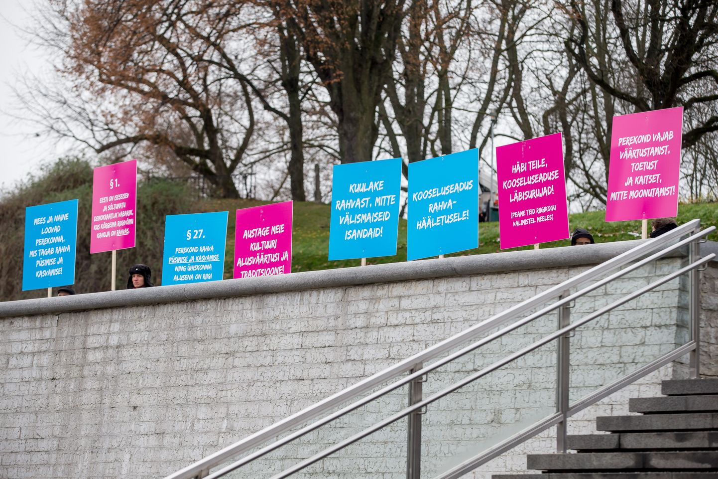 Tallinn 24.11.2015
Kooseluseaduse vastane meeleavaldus Vabaduse väljakul. 
Plakatid erinevate tekstidega.
FOTO: SANDER ILVEST/POSTIMEES
