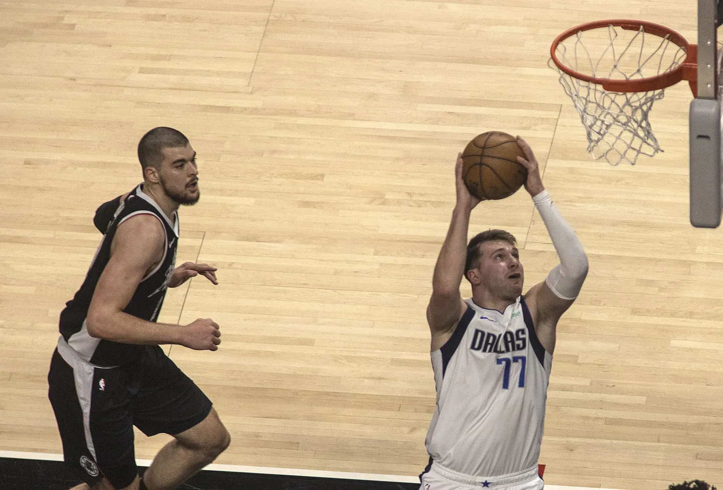 Luka Doncic palli korvi saatmas.