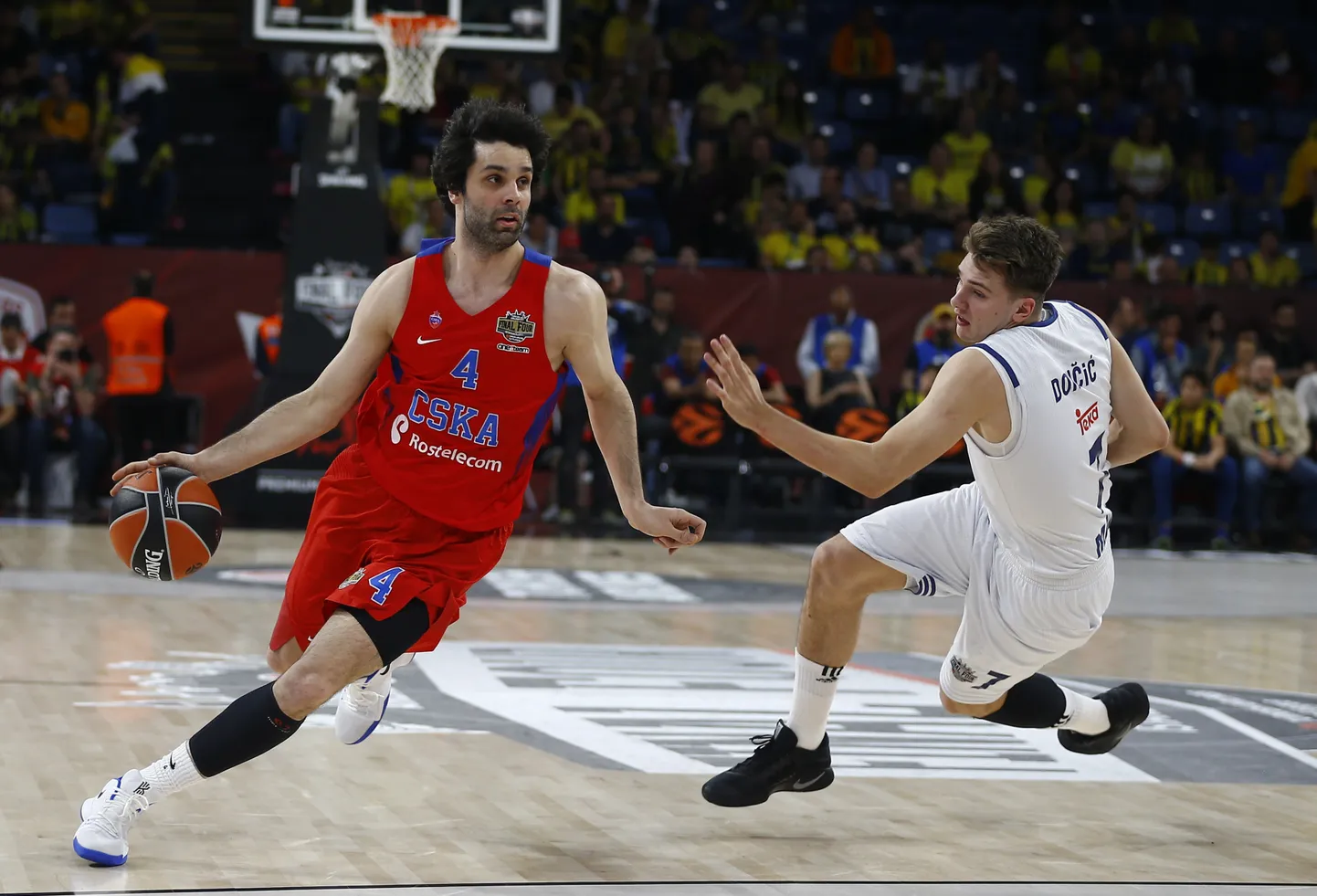 Milos Teodosic (CSKA) ja Luka Doncic (Real Madrid) Euroliigas üheteise vastu mängimas