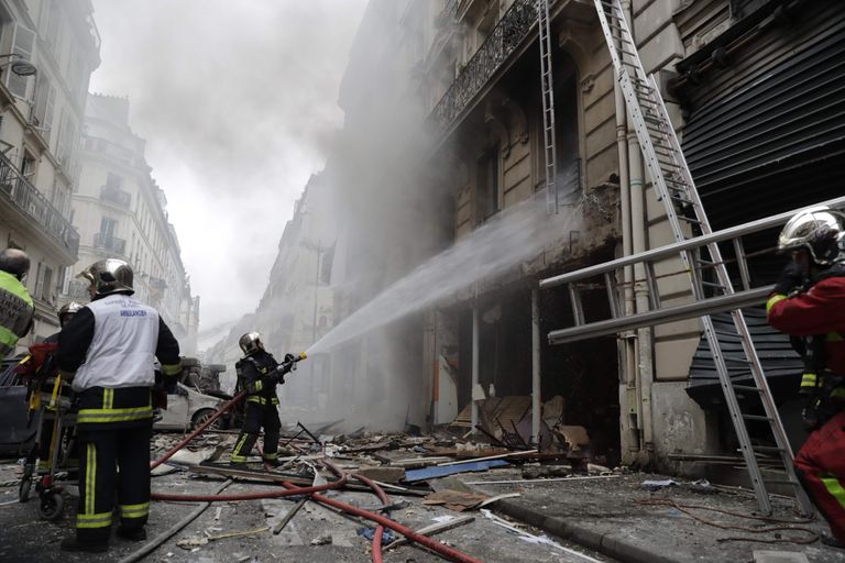 Plahvatus Pariisi kesklinnas ühe pagraiäri juures. 